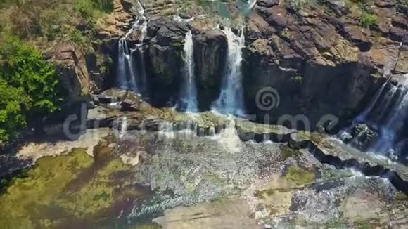 Drone在越南的瀑布流上与丛林搏斗视频的预览图