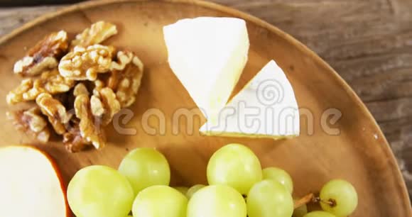 有葡萄苹果片核桃和木盘酱的奶酪视频的预览图