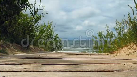 具有海景的美丽景观海上木制码头视频的预览图