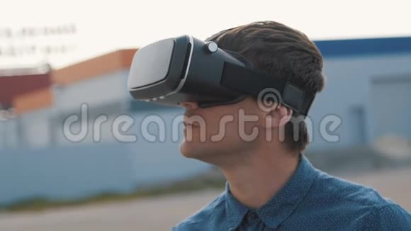 年轻人在户外使用虚拟现实眼镜视频的预览图