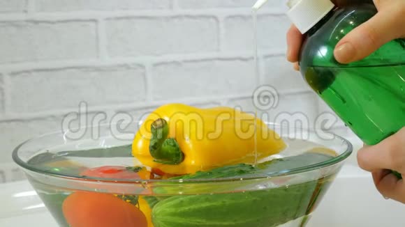一个女人用专门的凝胶洗新鲜蔬菜视频的预览图