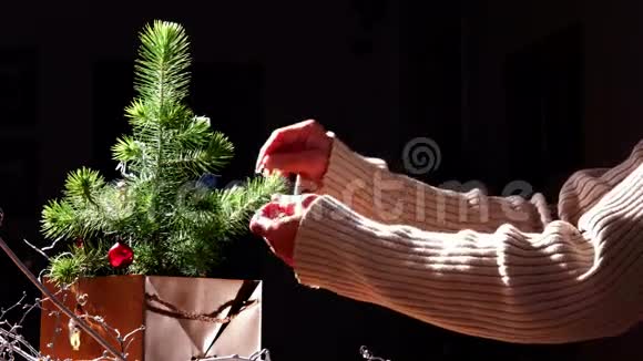 圣诞节背景手装饰松树4k视频的预览图