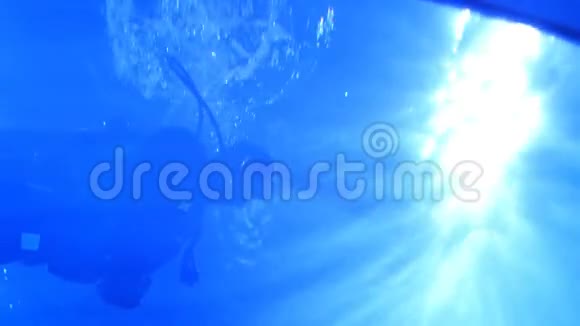 潜水水下射击阳光明媚的夏日泼水视频的预览图
