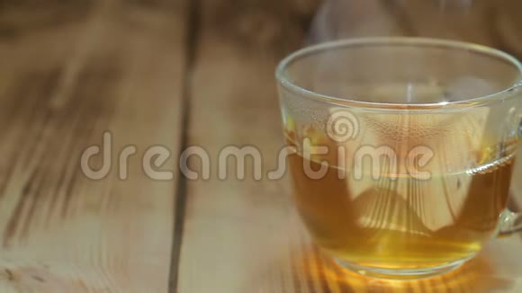 木桌上的一杯茶茶道仪式视频的预览图
