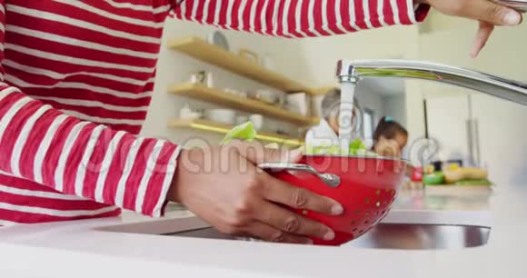 女人在厨房洗蔬菜4K视频的预览图