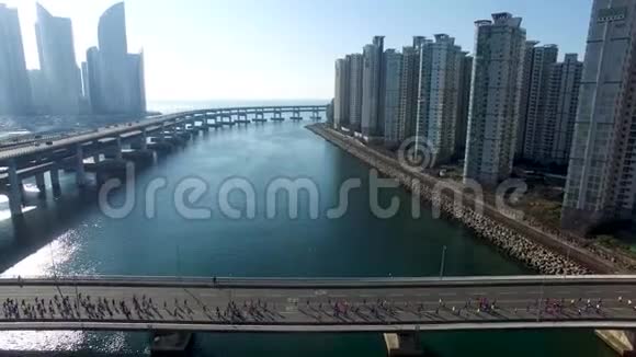 许多人在桥上奔跑CentumCityHaeundae釜山韩国亚洲视频的预览图