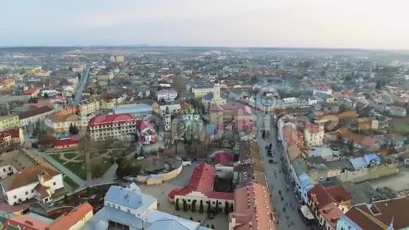 穆卡切沃市中心的空中镜头日落时的俯视图视频的预览图