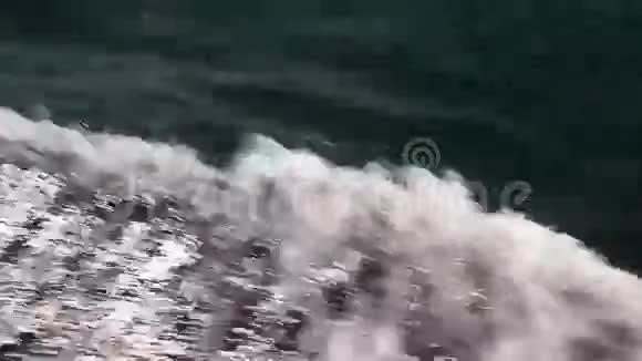 在船上激起的浪花视频的预览图