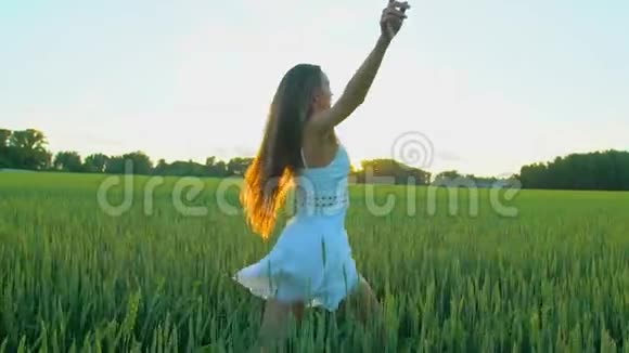 日落时分美丽的女孩在麦田上奔跑自由健康幸福的理念快乐美丽年轻视频的预览图