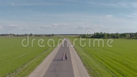 鸟瞰女孩和男孩沿着高速公路走视频的预览图