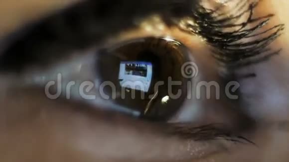 宏观摄影看着平板电脑的女人的眼睛视频的预览图