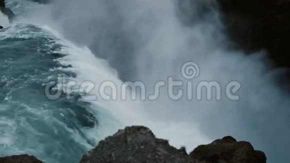 从山上俯瞰美丽的碧水冰岛古尔福斯瀑布的风景视频的预览图
