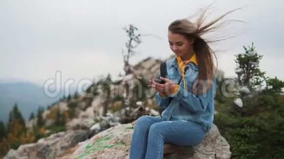 小女孩对话视频手机朋友连接山视频的预览图