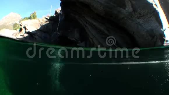 韦尔扎斯卡河操作员玻璃摄像机上的水滴视频的预览图