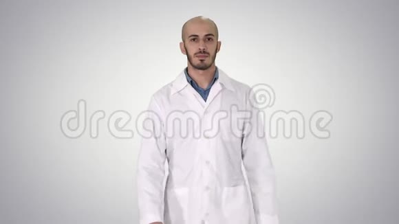 步行男阿拉伯医生梯度背景视频的预览图