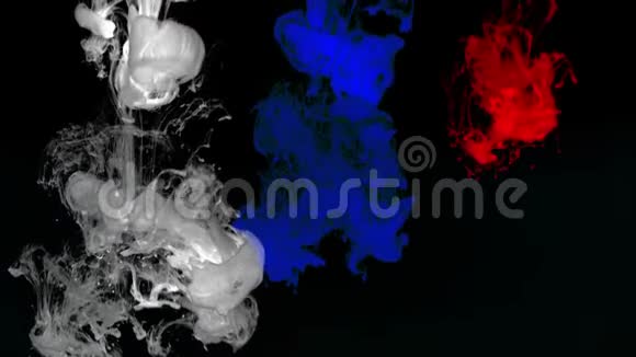 白色蓝色和红色美国油漆流动回路4k视频的预览图