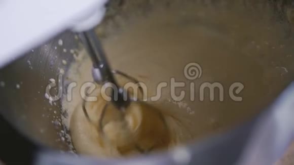 糖果师把蛋黄和糖混在一个金属碗里慢动作关闭视频的预览图