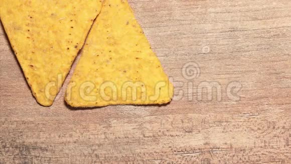停止移动桌上的玉米片美丽的三角形墨西哥黄色传统小吃视频的预览图