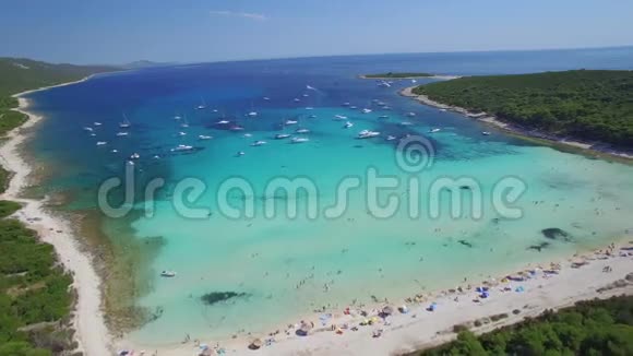 美丽沙滩萨卡伦的空中景色视频的预览图