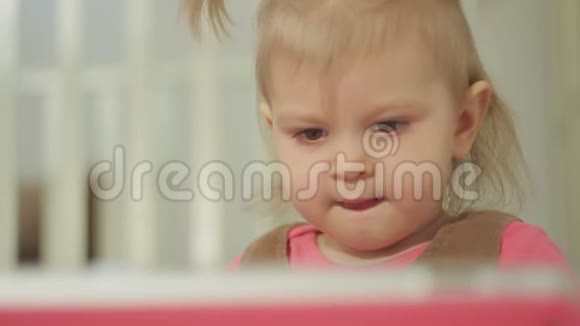 一个小女孩用电子平板电脑看动画片视频的预览图