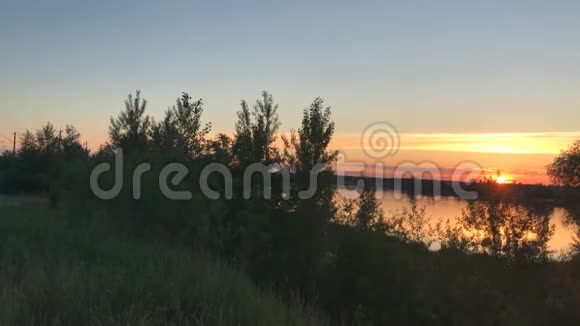 宁静的湖面上迷人的日落视频的预览图