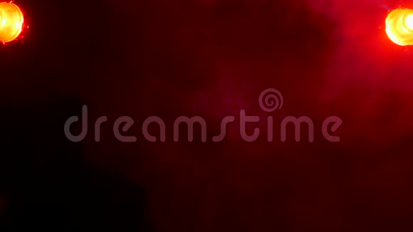 在黑色背景上分散红色烟雾视频的预览图