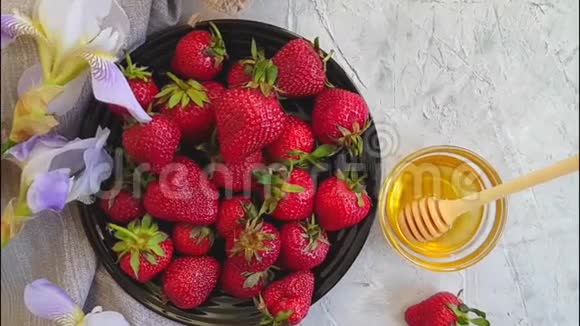 新鲜蜂蜜草莓慢动作视频的预览图