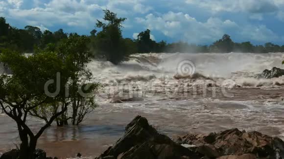 湄公河瀑布的大急流视频的预览图
