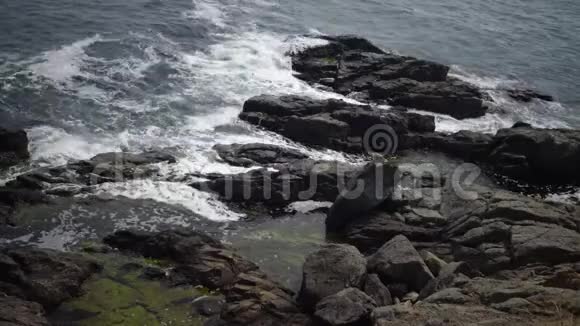 黑海风暴大浪在石岸破白沫在水上保加利亚视频的预览图