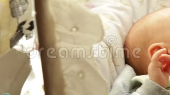刚出生的小女孩在睡觉全高清机动滑块1080p视频的预览图