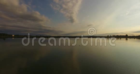 空中无人机拍摄的湖对天的画面缓慢跟踪拍摄平坦的水和湖面视频的预览图