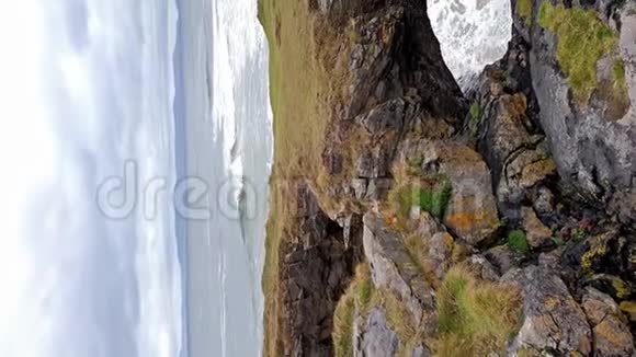 爱尔兰多尼加尔县图兰斯特兰德附近的仙桥令人印象深刻的石拱视频的预览图