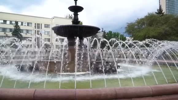 市中心的夏日喷泉视频的预览图
