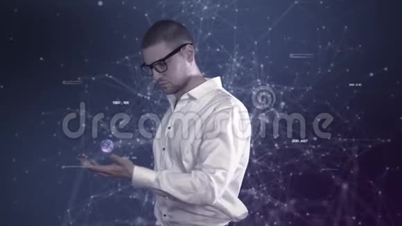 一位穿着白色衬衫的男性科学家手中拿着一个抽象的球以神经丛为背景视频的预览图