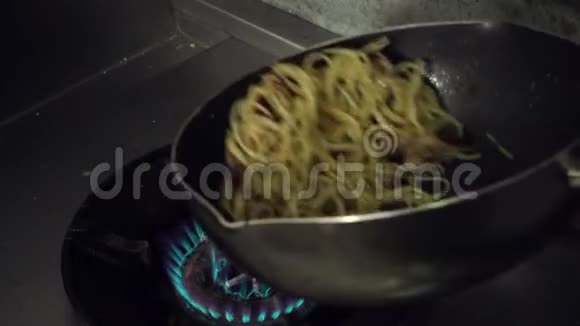 慢动作厨师正在一家餐馆的厨房准备和烹饪意大利面食品视频的预览图