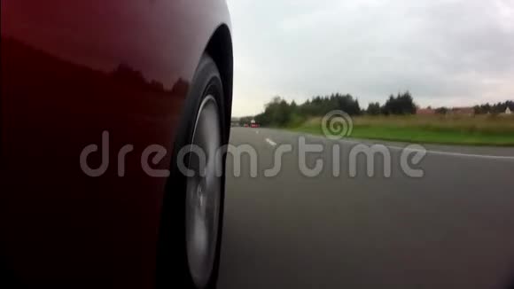 加速车与相机在车轮视频的预览图