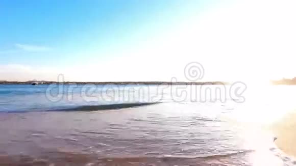 当海滩睡着的时候大海上的日落埃及的度假胜地视频的预览图