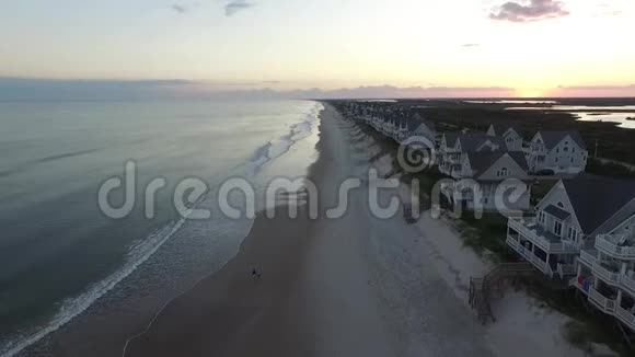 北卡罗莱纳州大西洋海岸线日落海滩的无人机视频视频的预览图
