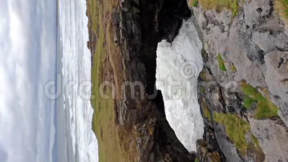 爱尔兰多尼加尔县图兰斯特兰德附近的仙桥令人印象深刻的石拱视频的预览图