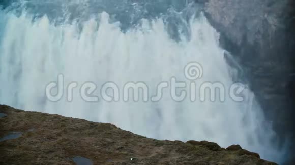 从山顶俯瞰冰岛的古尔福斯瀑布水从悬崖上掉下来视频的预览图