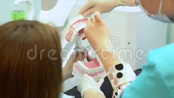 在牙医的办公室里因为刷牙是正确的视频的预览图