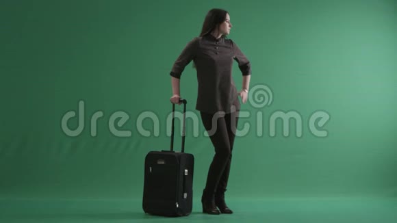 带着手提箱的年轻女子在等待她的航班视频的预览图