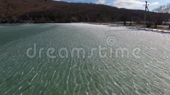 鸟瞰绿色冰冻湖视频的预览图