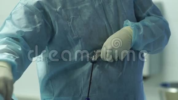 手术期间外科医生的手视频的预览图