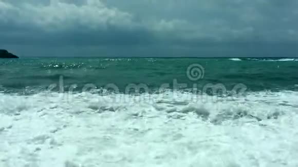 沸腾的大海巨浪向岸边翻滚海面上波涛汹涌白色的泡沫飞溅在岸边视频的预览图