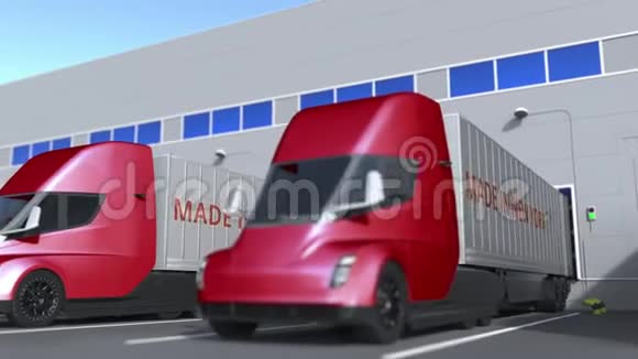 现代半挂车卡车与MADE在纽约文本加载或卸载在仓库与业务有关的循环视频的预览图