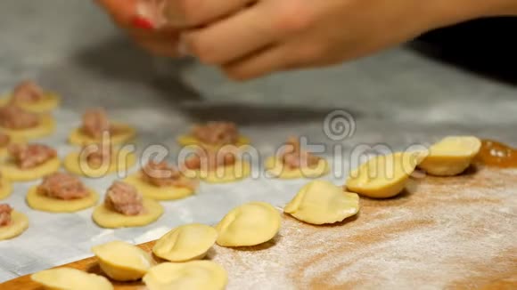 她在厨房里雕刻饺子女孩做饭视频的预览图