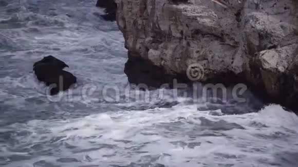 海上风暴大浪在石岸破白沫在水上视频的预览图