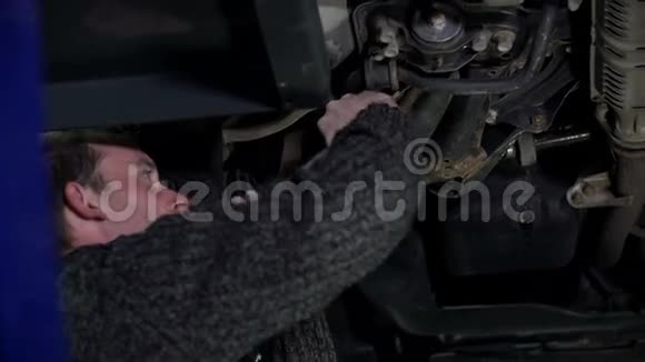 汽车修理工修理轮胎视频的预览图