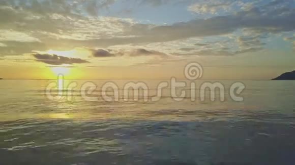 无人机显示海景与地平线上的日出融为一体视频的预览图